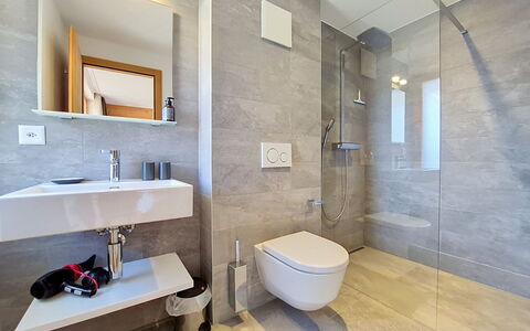Les Rahâs A5: Pavimentazione, Idraulico Fixture, Bagno, Pavimento, Interior Design, Gabinetto, Idraulico, Rubinetto, Soffitto, Lavello