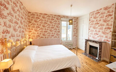 Petite Normandie: Interior Design, Mobilia, Parete, Legna, Camera Da Letto, Pavimentazione, Pavimento, Tessile, Letto, Lenzuolo