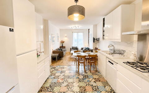 Petite Normandie: Pavimentazione, Pavimento, Cucina, Mobilia, Interior Design, Legna, Controsoffitto, Pavimento In Legno, Cabinetry, Piastrella