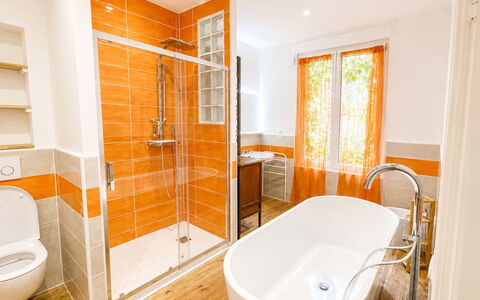 Petite Normandie: Bagno, Idraulico Fixture, Interior Design, Pavimentazione, Pavimento, Rubinetto, Idraulico, Arancia, Mobiletto Del Bagno, Lavello