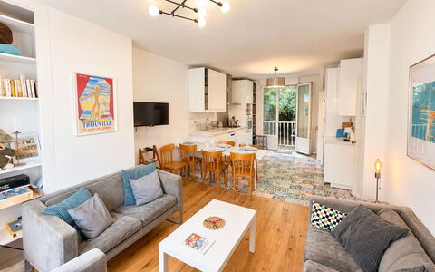 Petite Normandie: Mobilia, Interior Design, Pavimentazione, Pavimento, Divano, Soggiorno, Tavolo, Camera, Soffitto, Appartamento