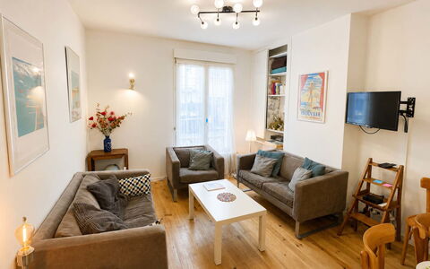 Petite Normandie: Mobilia, Interior Design, Pavimentazione, Divano, Pavimento, Legna, Camera, Tavolo, Soggiorno, Pavimento In Legno