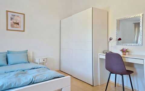 Marija: Mobilia, Interior Design, Parete, Legna, Pavimentazione, Pavimento, Letto, Camera Da Letto, Camera, Cabinetry