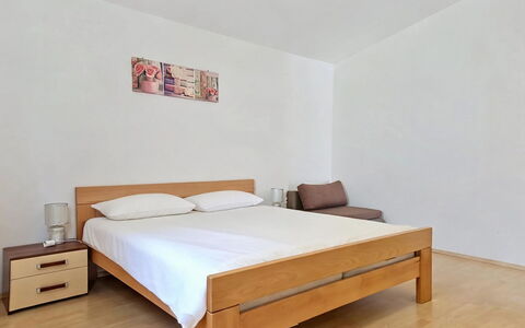 Marija: Letto, Mobilia, Camera Da Letto, Pavimentazione, Pavimento, Bedding, Legna, Lenzuolo, Interior Design, Camera