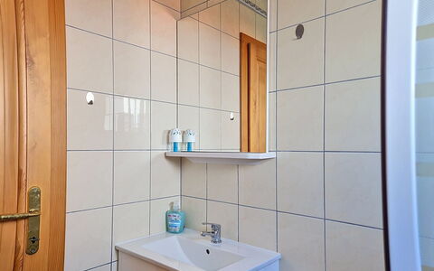 Marija: Parete, Idraulico Fixture, Pavimentazione, Legna, Lavandino Del Bagno, Interior Design, Pavimento, Lavello, Bagno, Rubinetto
