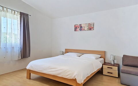 Marija: Letto, Mobilia, Camera Da Letto, Interior Design, Pavimento, Legna, Pavimentazione, Camera, Bedding, Lenzuolo