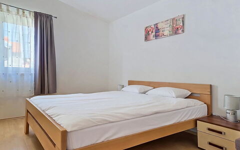 Marija: Letto, Camera Da Letto, Mobilia, Bedding, Interior Design, Lenzuolo, Pavimento, Legna, Pavimentazione, Camera