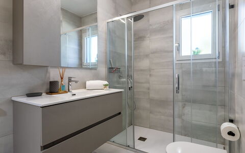 Perla Blu: Pavimentazione, Idraulico Fixture, Bagno, Pavimento, Interior Design, Lavandino Del Bagno, Mobiletto Del Bagno, Lavello, Gabinetto, Rubinetto
