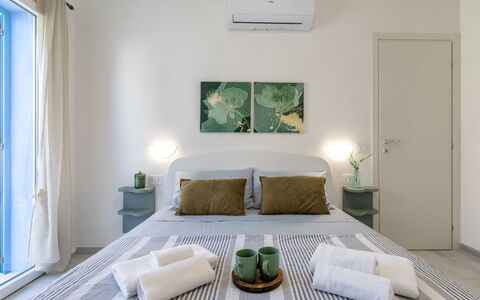 Perla Blu: Mobilia, Interior Design, Camera Da Letto, Pavimento, Letto, Pavimentazione, Soffitto, Legna, Camera, Lenzuolo
