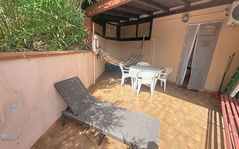 Habitat: Pavimento, Pavimentazione, Color Legno, Shade, Backyard, Balcone, Cortile, Sedia, Mobili Da Esterno, Latifoglie