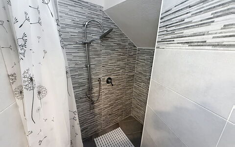 Habitat: Pavimentazione, Pavimento, Piastrella, Idraulico Fixture, Bagno, Idraulico, Marmo