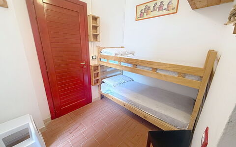 Habitat: Legna, Pavimentazione, Pavimento, Letto A Castello, Camera, Mobilia, Interior Design, Letto, Camera Da Letto, Dormitorio
