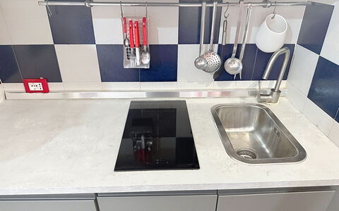 Habitat: Cucina, Controsoffitto, Elettrodomestico Da Cucina, Lavandino Della Cucina, Apparecchio Major, Lavello, Idraulico Fixture, Rubinetto, Cucina Stufa, Stufa