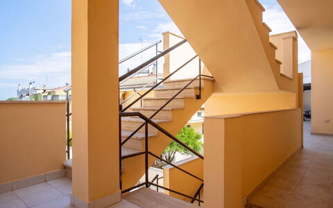 Mariposa: Corrimano, Appartamento, Balcone, Color Legno, Illuminazione Diurna, Le Scale