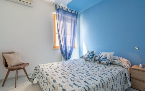 Mariposa: Blu, Interior Design, Mobilia, Pavimentazione, Pavimento, Camera Da Letto, Parete, Letto, Legna, Soffitto