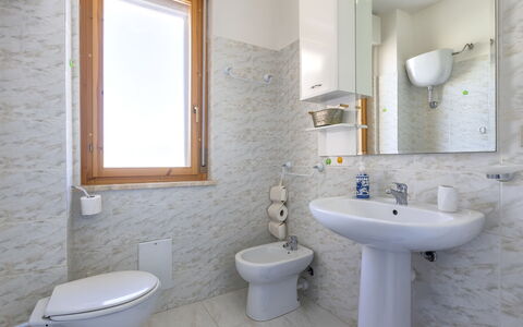Mariposa: Idraulico Fixture, Parete, Pavimentazione, Lavandino Del Bagno, Bagno, Pavimento, Interior Design, Lavello, Rubinetto, Gabinetto