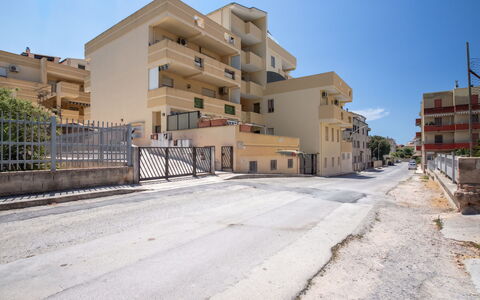 Mariposa: Costruzione, Giorno, Finestra, Appartamento, Città, Zona Residenziale, Zona Urbana, Manto Stradale, Cittadina, Quartiere