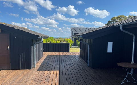 Thrine - 150M from the Sea: Cielo, Legna, Tetto, Materiale Composito, Raccordo, Plank, Villetta, Shade, Latifoglie, Deck