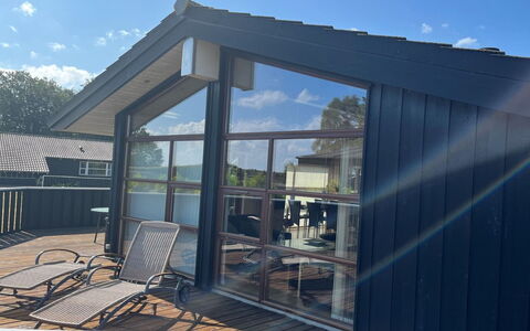 Thrine - 150M from the Sea: Legna, Materiale Composito, Raccordo, Latifoglie, Shade, Plank, Deck, Materiali Naturali, Edifici Giardino, Color Legno