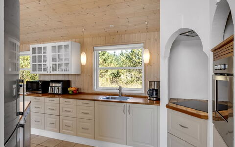 Isbiorn - 800M from the Sea: Cucina, Pavimentazione, Interior Design, Legna, Controsoffitto, Elettrodomestico Da Cucina, Cabinetry, Mobilia, Soffitto, Pavimento