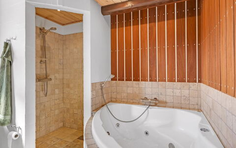 Isbiorn - 800M from the Sea: Bagno, Idraulico Fixture, Pavimentazione, Vasca Da Bagno, Pavimento, Interior Design, Legna, Soffitto, Idraulico, Rubinetto
