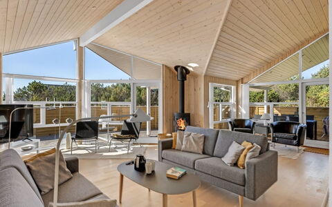 Isbiorn - 800M from the Sea: Legna, Interior Design, Soffitto, Pavimentazione, Soggiorno, Divano, Pavimento, Casa, Mobilia