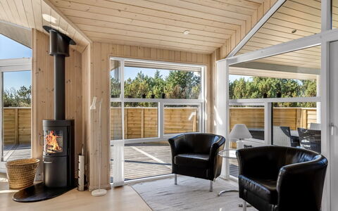 Isbiorn - 800M from the Sea: Pavimentazione, Legna, Pavimento, Soffitto, Interior Design, Pavimento In Legno, Casa, Porta, Portico, Latifoglie