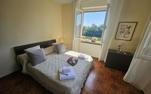 Alla Terrazza sul Fiume: Letto, Mobilia, Camera Da Letto, Legna, Pavimentazione, Pavimento, Interior Design, Lenzuolo, Bedding, Biancheria