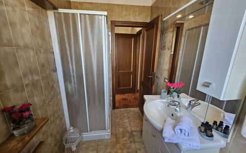 Alla Terrazza sul Fiume: Idraulico Fixture, Lavello, Pavimentazione, Pavimento, Interior Design, Lavandino Del Bagno, Rubinetto, Idraulico, Mobiletto Del Bagno, Bagno