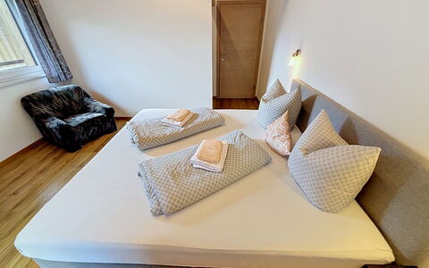 Alpenblick: Camera Da Letto, Letto, Legna, Lenzuolo, Mobilia, Bedding, Interior Design, Pavimentazione, Pavimento, Biancheria