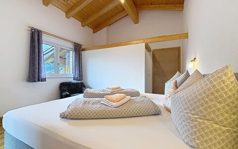 Alpenblick: Legna, Soffitto, Interior Design, Pavimento, Camera, Camera Da Letto, Color Legno, Letto, Bedding, Latifoglie