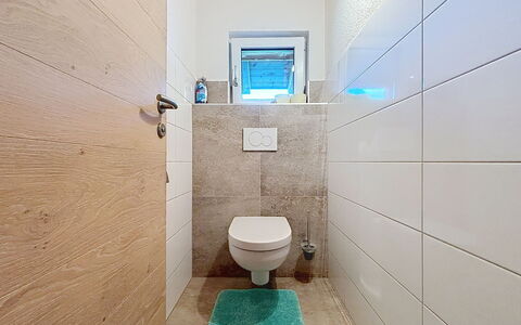 Alpenblick: Pavimentazione, Pavimento, Gabinetto, Toilet Seat, Bagno, Idraulico Fixture, Interior Design, Piastrella, Idraulico