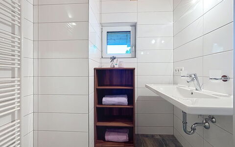 Alpenblick: Pavimentazione, Pavimento, Legna, Interior Design, Bagno, Idraulico Fixture, Camera, Illuminazione, Lavandino Del Bagno, Rubinetto