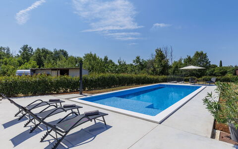 Eroa: Piscina, Mobili Da Esterno, Ricorrere, Materiale Composito, Giardino, Shade, Eco Hotel, Landscaping, Lettino, Sedia