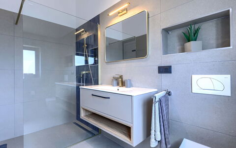 Eroa: Interior Design, Pavimentazione, Idraulico Fixture, Mobiletto Del Bagno, Pavimento, Specchio, Bagno, Rubinetto, Casa, Lavello