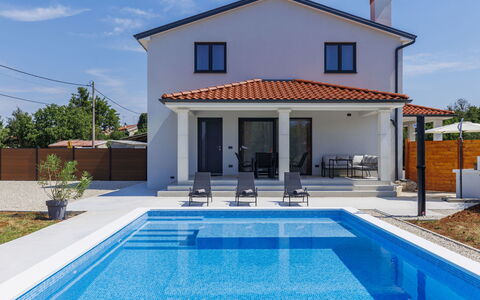 Eroa: Piscina, Casa, Casa, Zona Residenziale, Tetto, Materiale Composito, Estate, Design, Balcone, Villa