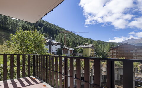 La Fiorera: Balcone, Appartamento, Condominio, Alpi, Recinzione, Paesino Di Montagna, Portico, Larice
