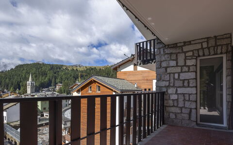 La Fiorera: Urban Design, Balcone, Appartamento, Pendenza, Corrimano, Paesino Di Montagna, Colonna, Le Scale, Illuminazione Diurna