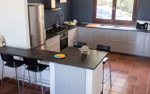 Villa Ulivi: Pavimentazione, Mobilia, Interior Design, Cucina, Controsoffitto, Pavimento, Legna, Elettrodomestico Da Cucina, Cabinetry, Illuminazione