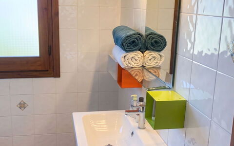 Villa Ulivi: Pavimentazione, Bagno, Interior Design, Idraulico Fixture, Lavandino Del Bagno, Pavimento, Lavello, Rubinetto, Idraulico, Camera