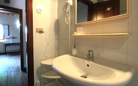 Ca' Rustica: Lavandino Del Bagno, Legna, Pavimentazione, Idraulico Fixture, Pavimento, Interior Design, Lavello, Bagno, Specchio, Camera