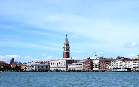 Ca' Rustica: Cielo, Blu, Giorno, Costruzione, Città, Torre, Zona Urbana, Waterway, Guglia, Campanile