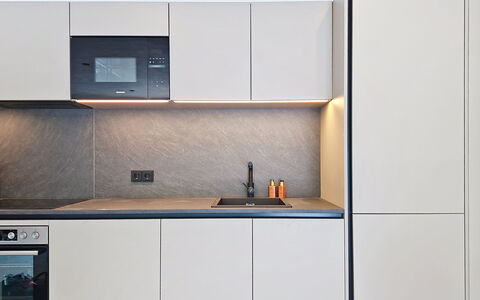 Alpenchalet Gundolf: Elettrodomestico Da Cucina, Cucina, Controsoffitto, Legna, Cabinetry, Apparecchio Major, Interior Design, Elettrodomestico, Pavimentazione, Mobilia