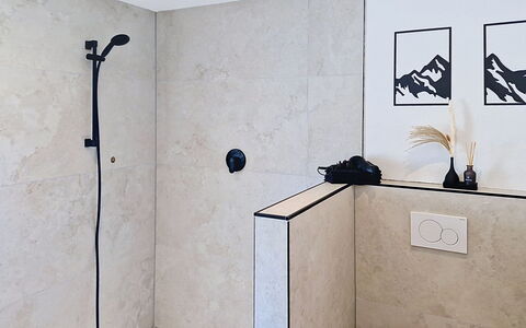 Alpenchalet Gundolf: Parete, Pavimentazione, Idraulico Fixture, Pavimento, Idraulico, Bagno, Piastrella, Materiale Composito, Rubinetto, Soffione Doccia