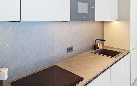 Alpenchalet Gundolf: Cucina, Controsoffitto, Pavimentazione, Legna, Elettrodomestico Da Cucina, Interior Design, Pavimento, Cabinetry, Apparecchio Major, Elettrodomestico