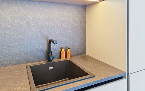 Alpenchalet Gundolf: Controsoffitto, Cucina, Pavimentazione, Idraulico Fixture, Cabinetry, Rubinetto, Lavandino Della Cucina, Lavello, Elettrodomestico, Elettrodomestico Da Cucina