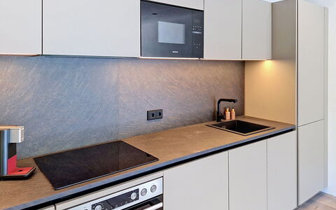 Alpenchalet Gundolf: Cucina, Controsoffitto, Pavimentazione, Elettrodomestico Da Cucina, Interior Design, Legna, Cabinetry, Elettrodomestico, Apparecchio Major, Pavimento