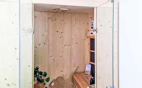 Alpenchalet Gundolf: Mobilia, Interior Design, Sedia, Pavimentazione, Tavolo, Ricorrere, Pavimento, Soffitto, Camera, Eco Hotel