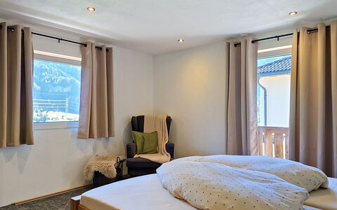 Alpenchalet Gundolf: Letto, Mobilia, Interior Design, Camera Da Letto, Bedding, Lenzuolo, Legna, Pavimento, Soffitto, Pavimentazione