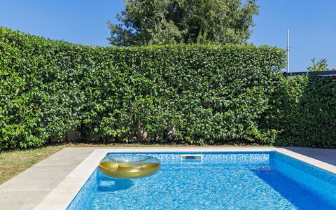 Matis: Mobilia, Interior Design, Sedia, Pavimentazione, Tavolo, Ricorrere, Pavimento, Soffitto, Camera, Eco Hotel